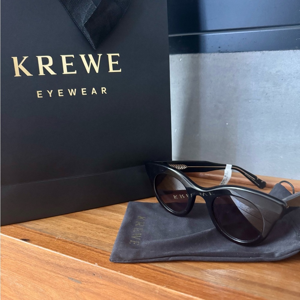 NWT authentic KREWE OLIVIA sunglasses color black